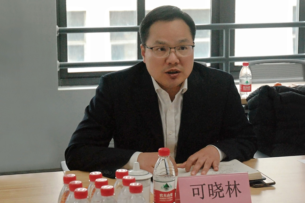 新春送暖·鼓勁啟程 | 上海市閔行區(qū)副區(qū)長(zhǎng)可曉林一行走訪慰問(wèn)颯智智能(圖4)